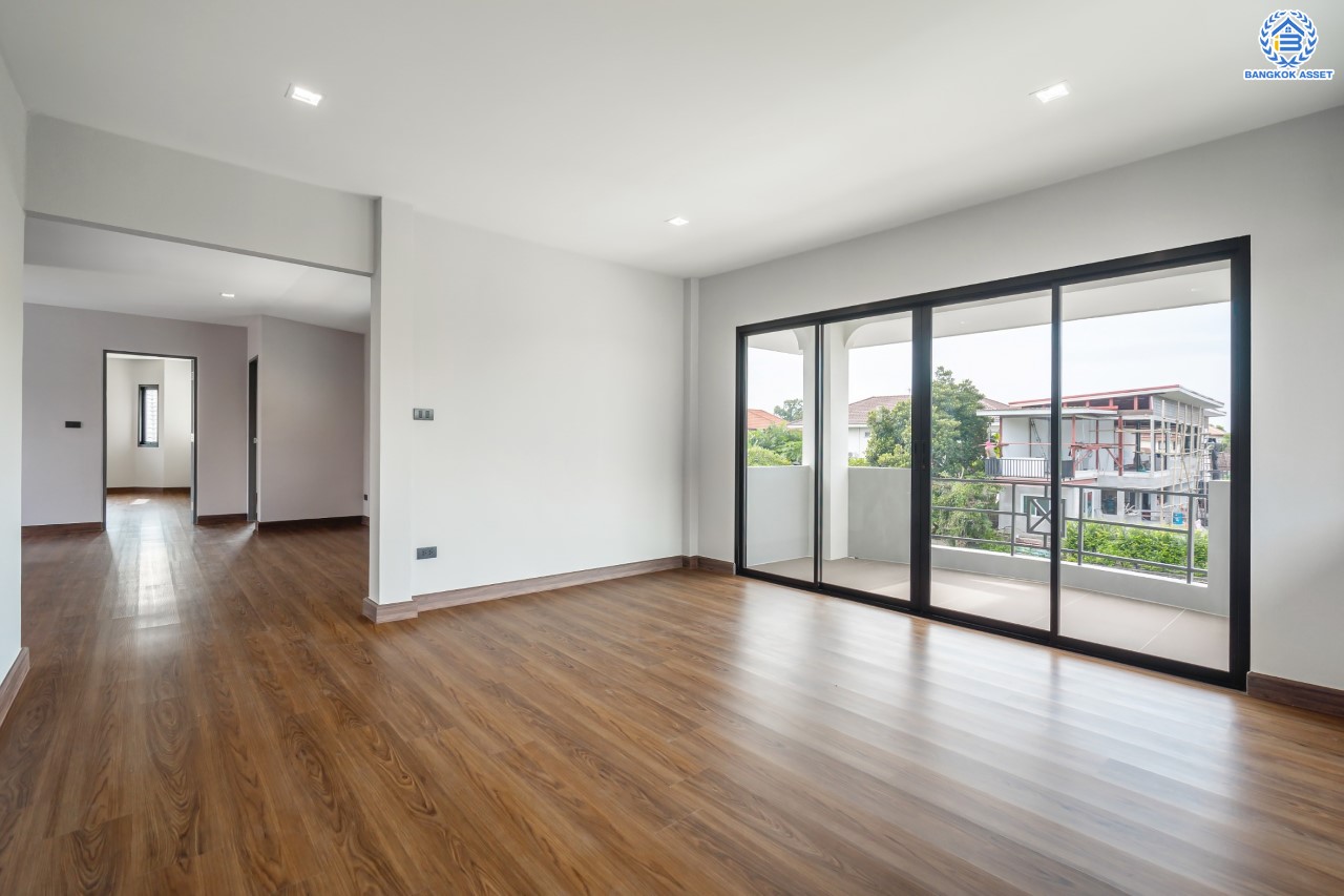 บ้านมือสองตกแต่งใหม่ ม.เมืองเอกประจิม พหลโยธิน87 ตกแต่งครบทุกฟังก์ชัน เนื้อที่ 200 ตร.ว. 3 ห้องนอน 5 ห้องน้ำ 1 ห้องรับรอง จอดรถได้ 3 คัน เชื่อมต่อทุกการเดินทาง ใกล้รถไฟฟ้าสายสีแดง "สถานีหลักหก"และทางด่วน "ศรีสมาน"